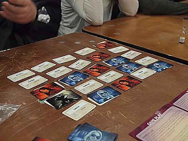 Portada del juego de mesa Código Secreto / Codenames (Czech Games Edition)